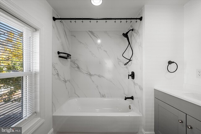 Building Photo - 117 E Monmouth St