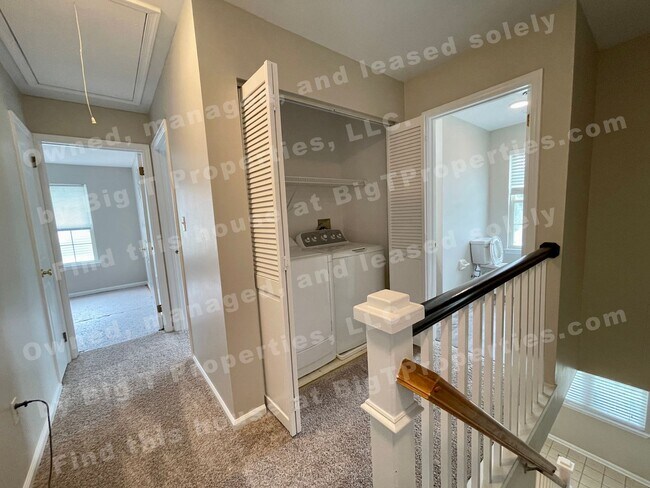 Building Photo - Large 4 bedroom 2.5 bath 2 car garage hous...