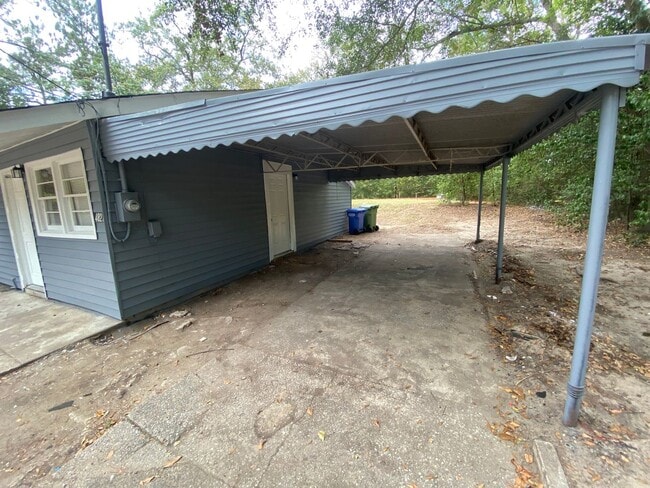 Building Photo - **AVAILABLE NOW**3 Bedroom / 1 Bathroom Ho...