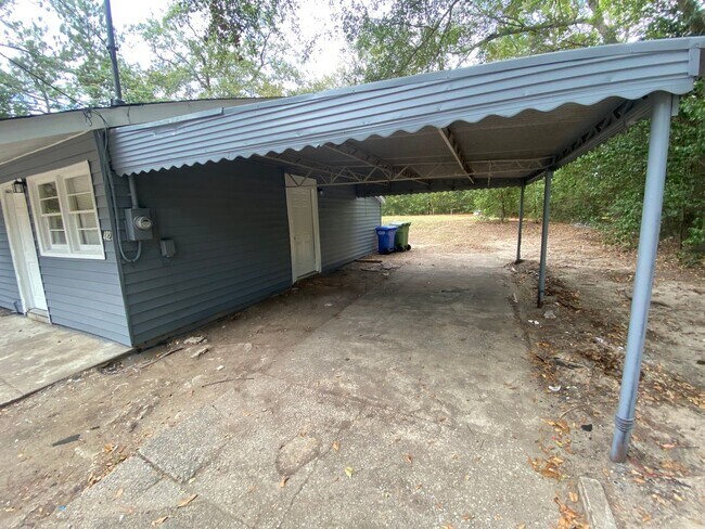 Building Photo - **ON HOLD**3 Bedroom / 1 Bathroom Home for...