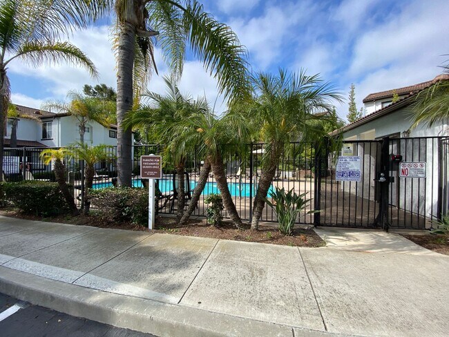 Building Photo - Bright 2 Bedroom Condo in Oceanside!