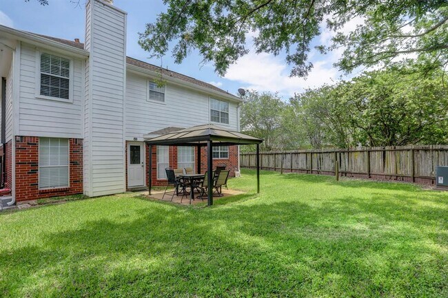 Building Photo - 2426 Linwood Dr