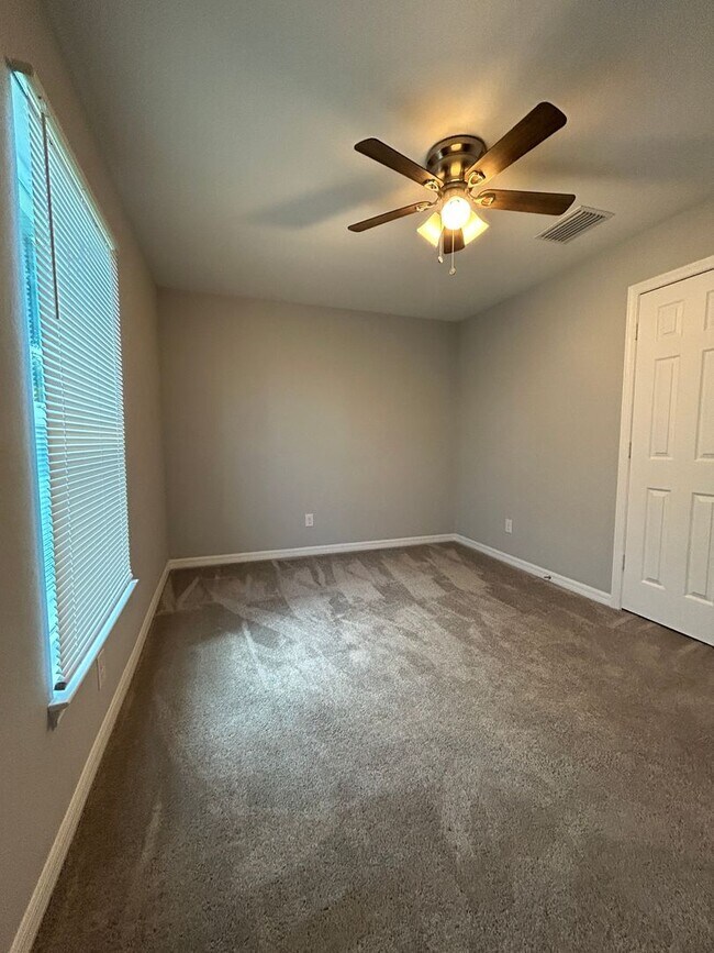 Building Photo - 4 Bedrooms 2 Baths Single-Family Fenced Ho...