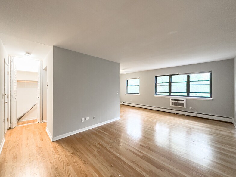 Building Photo - 515 W Briar Pl