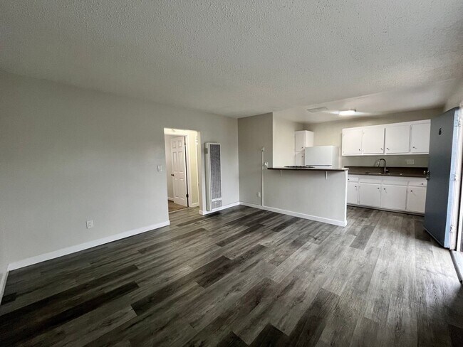 Building Photo - MOVE IN SPECIAL*$500 OFF 2ND MONTHS RENT*SPACIOUS 2 BEDROOM 1 BATH UPSTAIRS WITH 1 SHARED PARKING...