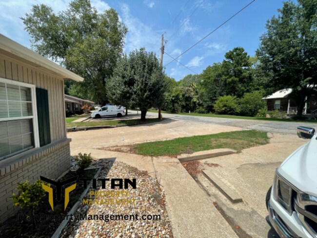 Building Photo - 2 Bed/2 Bath End Unit Apartment