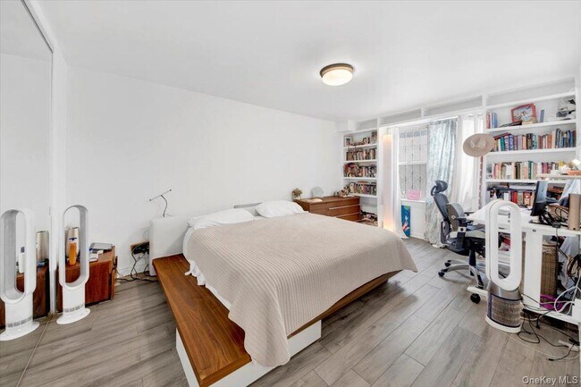 Building Photo - 2630 Kingsbridge Terrace