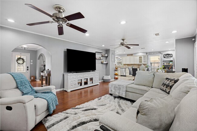 Building Photo - 918 Hollow Tree St