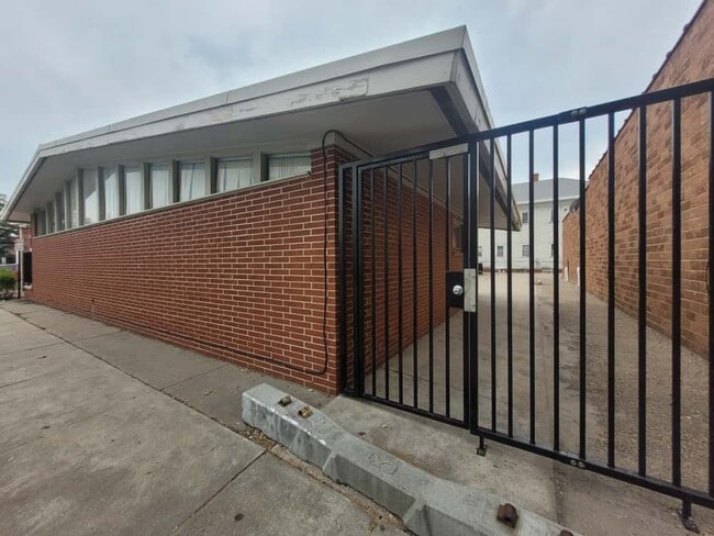 Building Photo - 704 W 1st St
