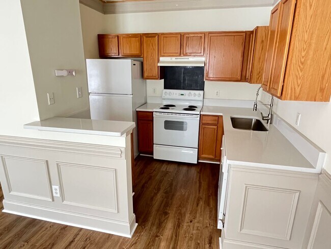 Building Photo - Refreshed 2 Bed Townhome in South Charlott...