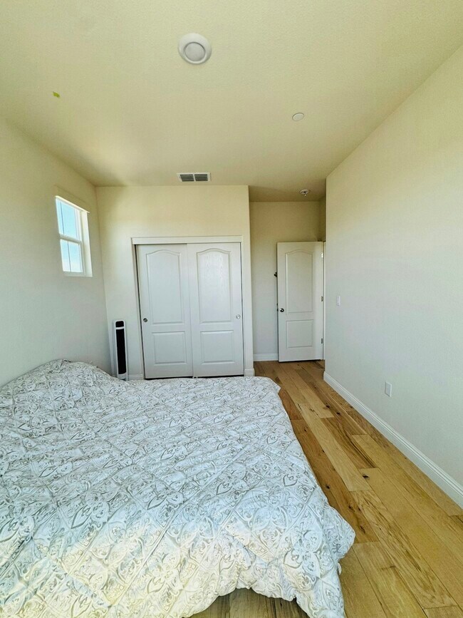 Building Photo - 4018 Kenwood Cir