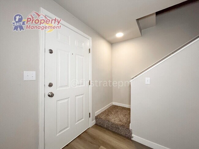 Building Photo - 1030 E Floral Ln