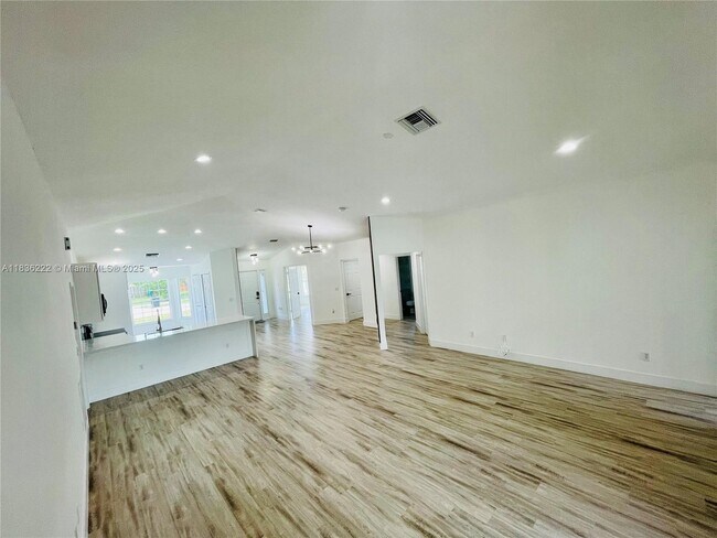 Building Photo - 272 SW Oakridge Dr