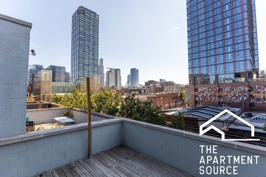 Building Photo - 1008 W Lake St