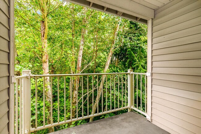 Building Photo - Spacious 3BD 2BA Top Floor Condominium wit...