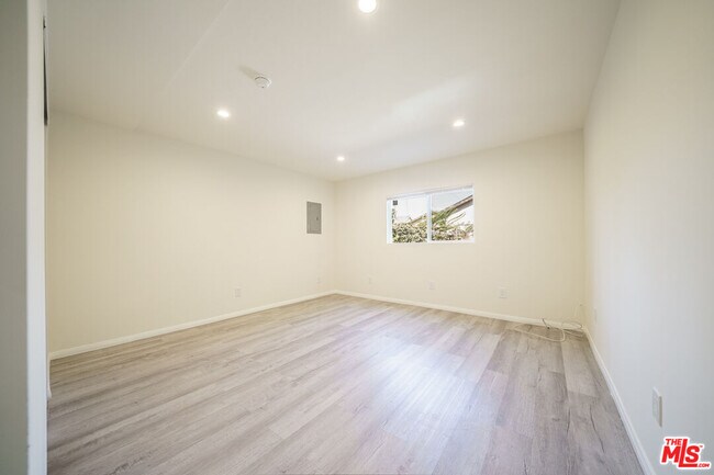 Building Photo - 231 E 85th St