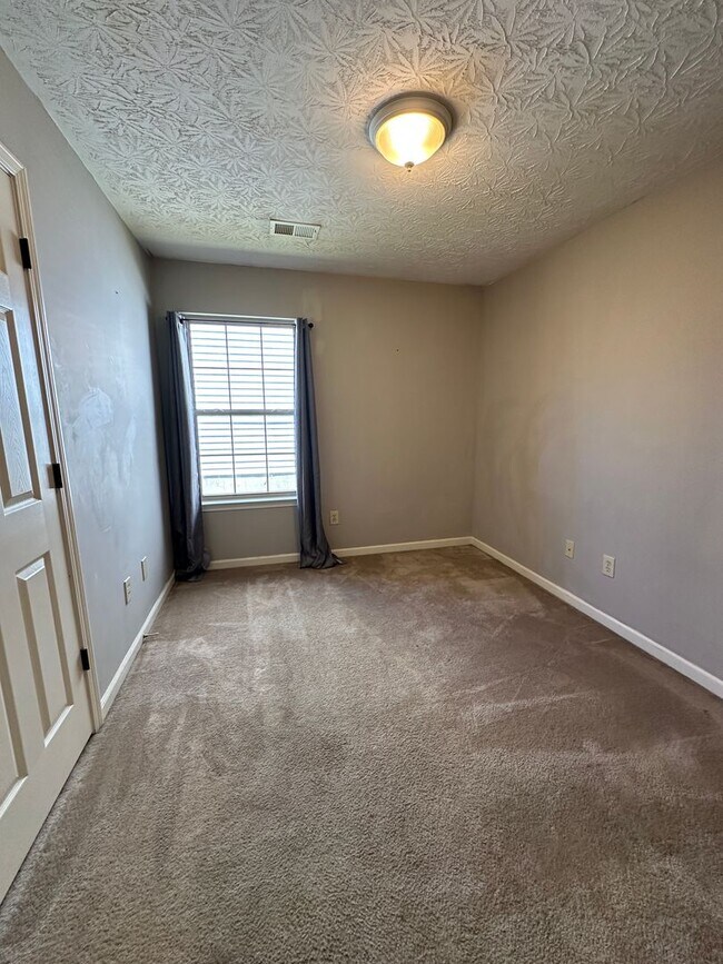 Building Photo - **COMING SOON!** Charming 3-Bedroom, 2-Bath Home in South Lexington! Attached Garage, W/D, Deck