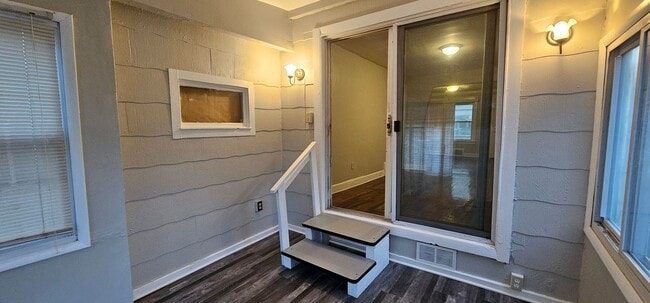 Building Photo - 3 Bed - 1.5 Bath - Single Family Home