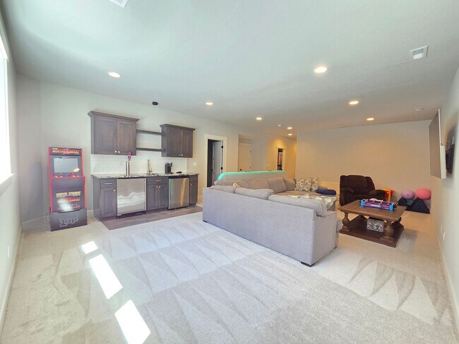 Building Photo - $4,800 - 5 Bed / 3 Bath Custom Built Home w/ Private Sport Court & Golf Green