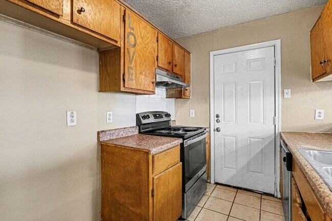 Building Photo - Charming 3-1-1 in S Dallas