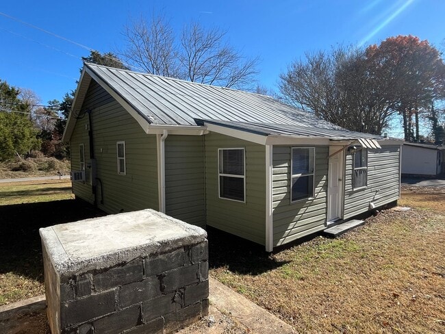 Building Photo - Cozy 2-Bedroom, 1-Bathroom Home