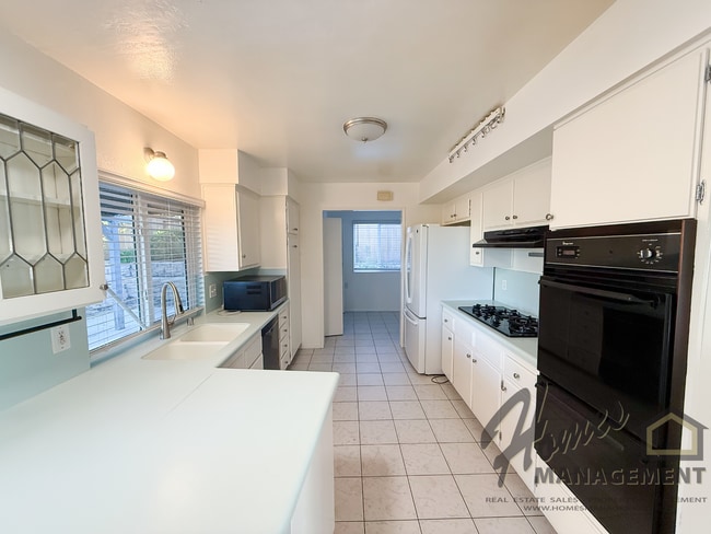 Building Photo - Homes Management - 3 bed, 2 bath home off Oak Hill