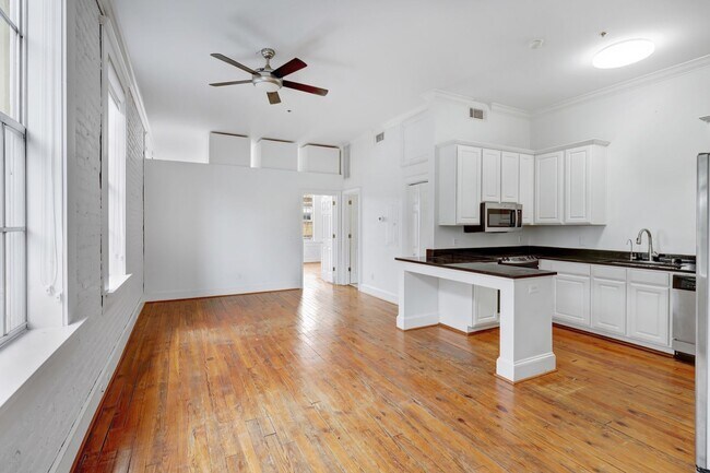 Building Photo - 321 W Broughton St