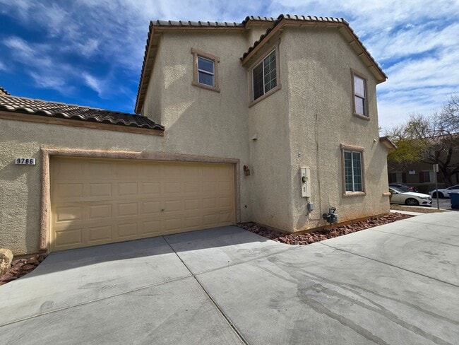 Building Photo - 3 Bedroom Updated Townhouse