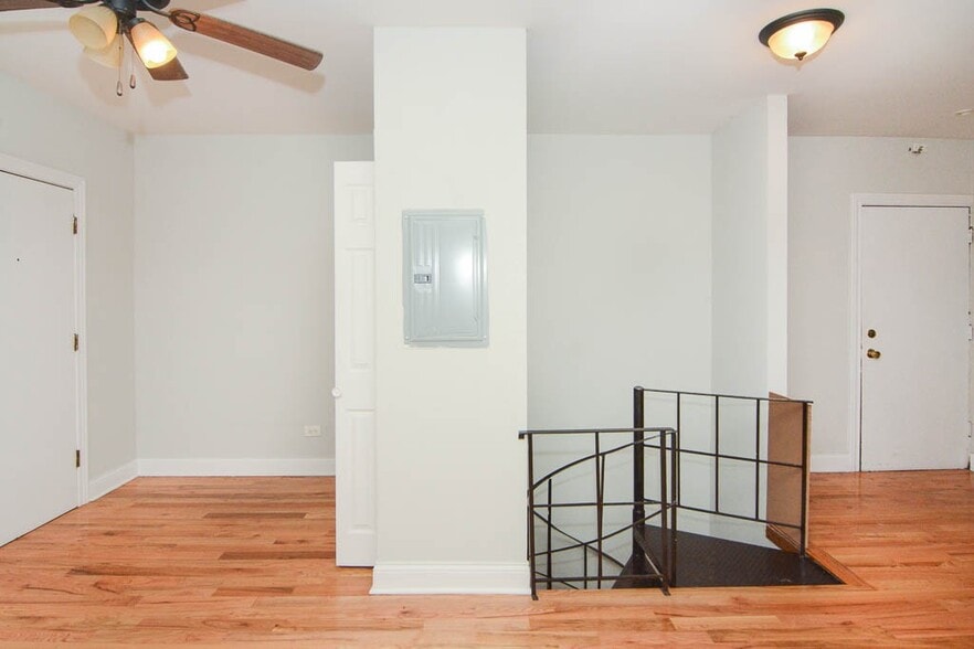 Building Photo - 826 W Cornelia Ave