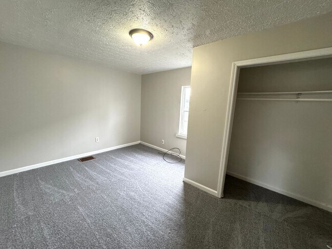 Building Photo - Near Eastside 3 Bedroom 1 Bath