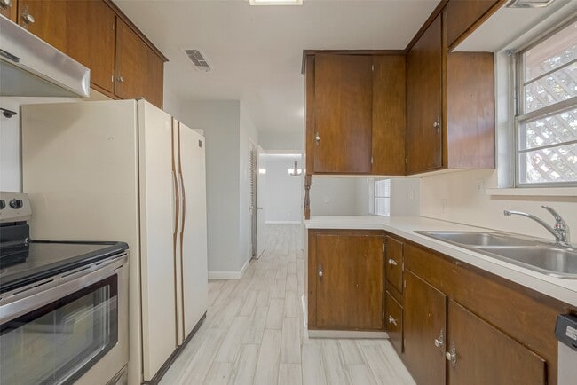 Building Photo - 3426 Bradford St