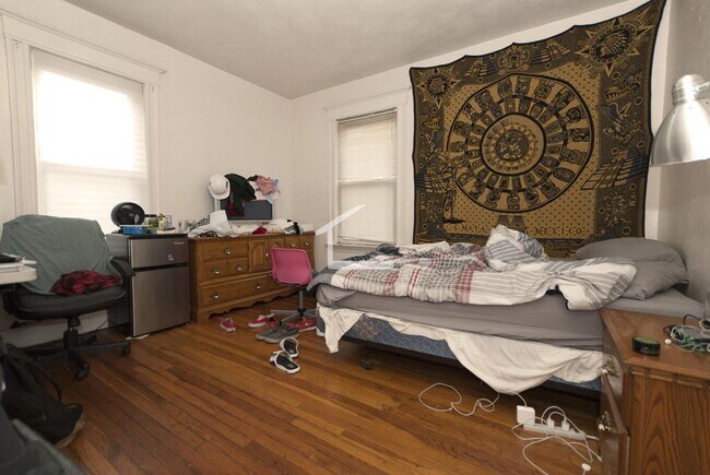 Building Photo - Great large 3 bedroom, 10 min walk to the Green Line - BU