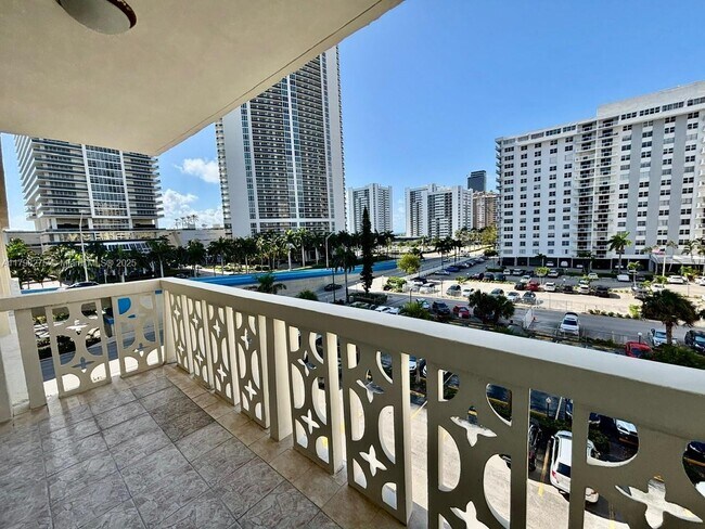 Building Photo - 1825 S Ocean Dr