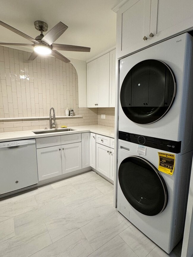 Building Photo - Charming 3-Bedroom Front Home in Lakewood