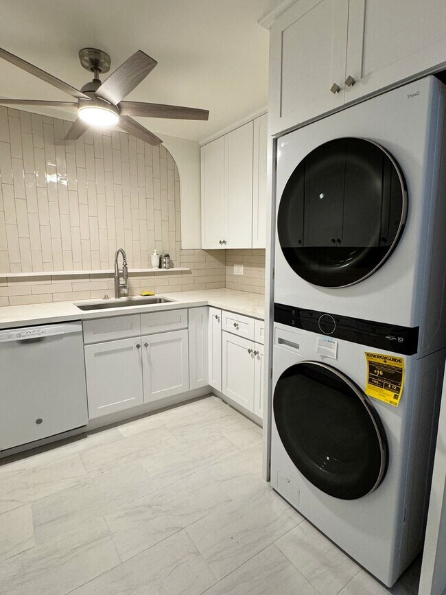 Building Photo - LIMITED TIME RENT SPECIAL!! Charming 3-Bedroom Front Home only in Norwalk
