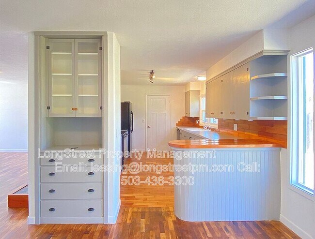 Building Photo - 184 Gwinn St W