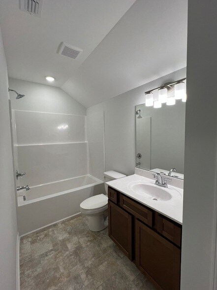 Building Photo - 967 Horse Mountain Rd