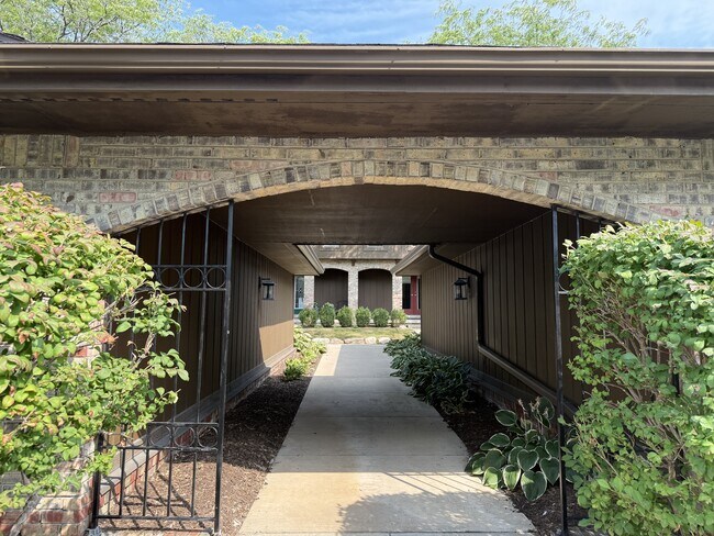 Building Photo - 772 Greenhills Dr