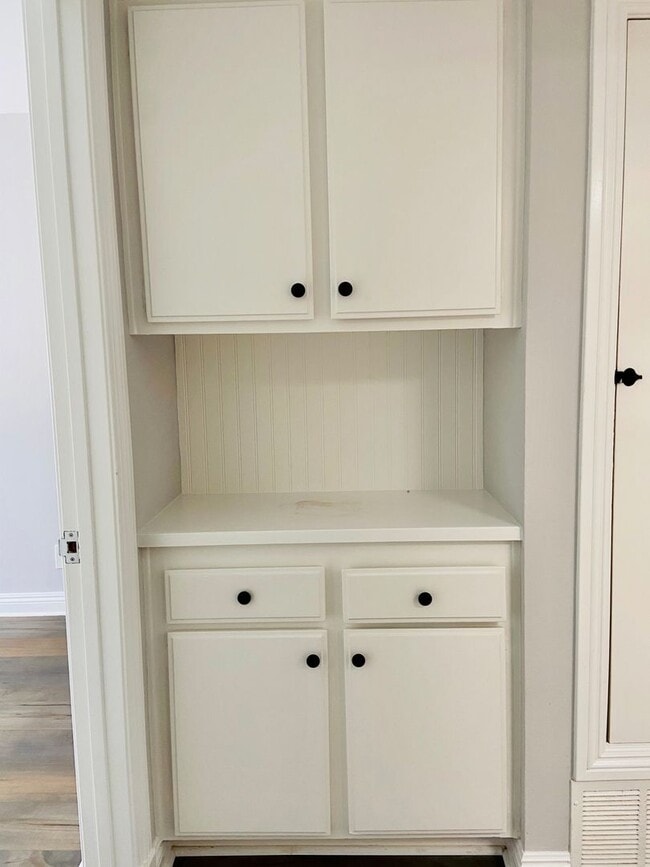 Building Photo - Gorgeous Venice Townhouse w/Upgrades Galore close to Beach+Canals w/Laundry+Garage+Pool