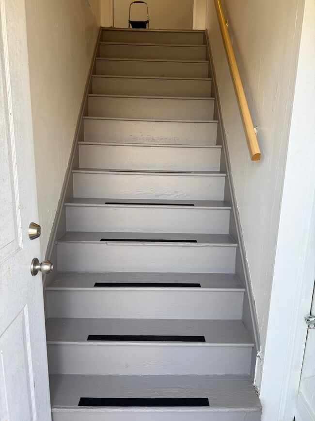 Building Photo - 1117 N B St