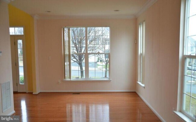 Building Photo - 21323 Village Green Cir