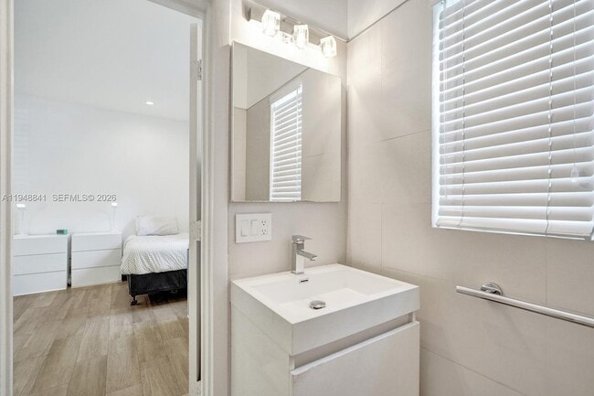 Building Photo - 3757 Prairie Ave