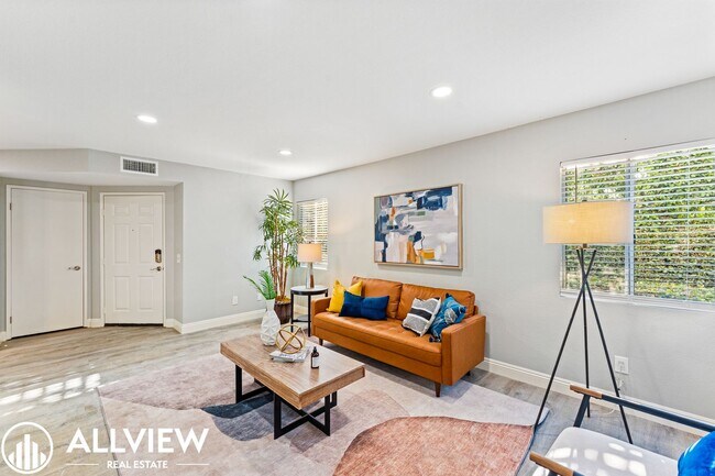 Building Photo - Beautifully Updated 2 Bed/2 Bath in Guard-Gated Ritz Pointe Community!