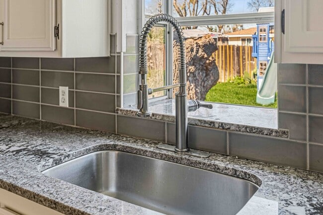 Building Photo - 1415 W Roseburg Ave