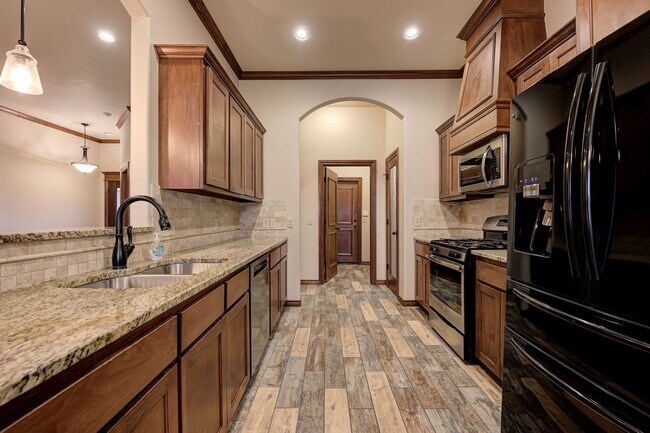 Building Photo - Beautiful & Large 4 Bed 2 Bath Home in Edmond!