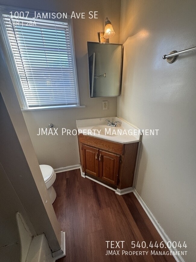 Building Photo - 1007 Jamison Ave SE