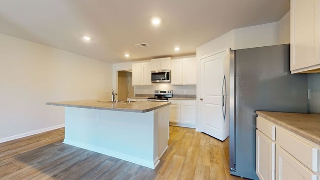 Building Photo - 4 bedroom Home in WATERSIDE!