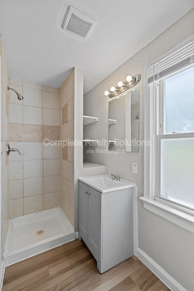 Building Photo - 7120 Greenhaven Dr