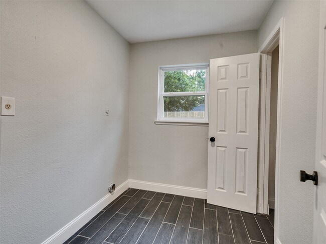 Building Photo - 2123 Quail Valley E Dr