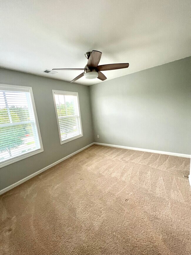 Building Photo - 930 Sunset Park Dr